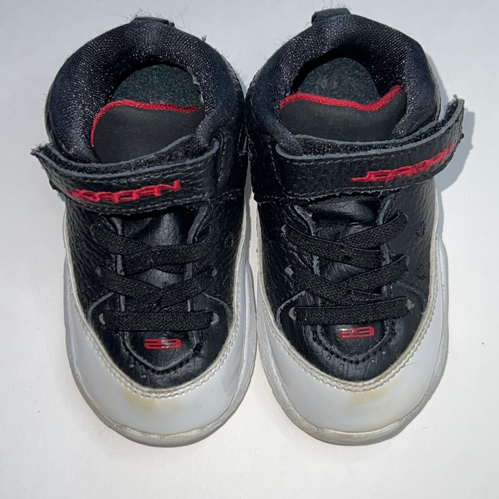 Infant JORDAN high top tennis shoes size 5C